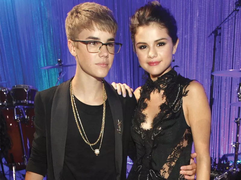 justin bieber and selena gomez posing together photo afp
