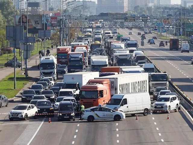 Russian strikes disrupt Kyiv bridges