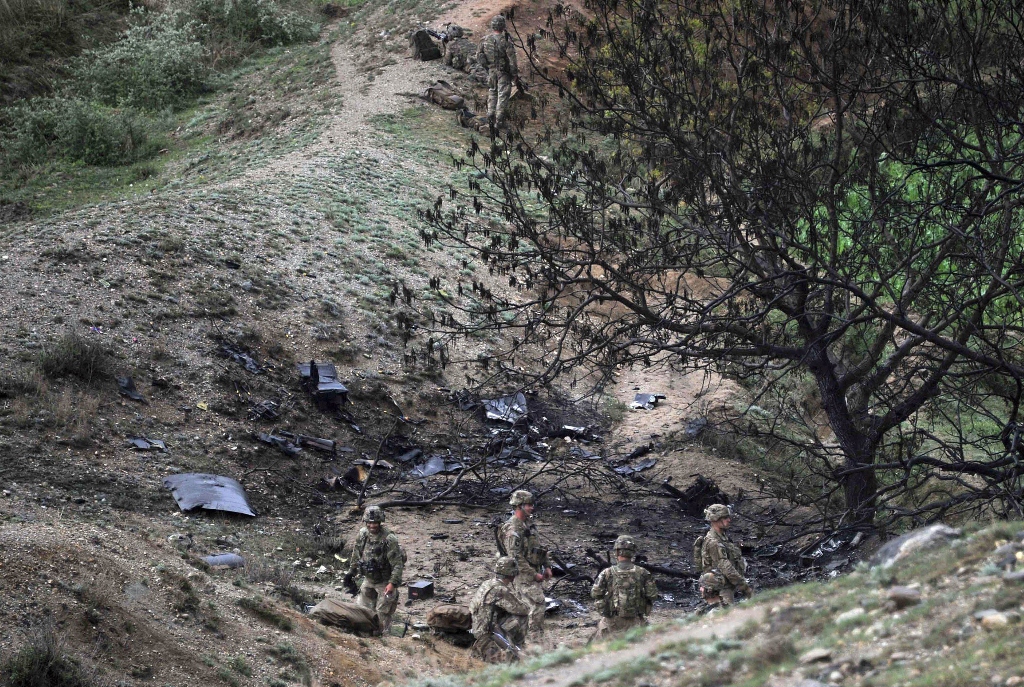 us soldiers are pictured at the scene of a helicopter crash during a recovery operation in the pachir wa agam district of nangarhar province on april 9 2013 photo afp