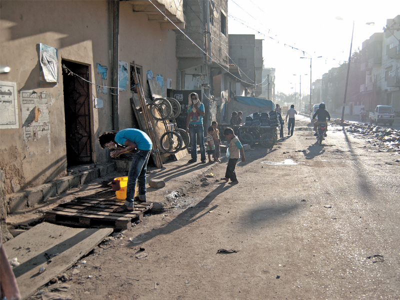 life slowly unfurls on mehmoodabad road before the day takes over photo halima mansoor express