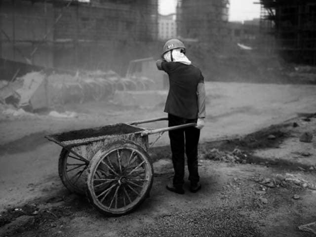 his eyes blinked as if trying to capture the escaping moments and he heaved a cold sigh photo reuters his eyes blinked as if trying to capture the escaping moments and he heaved a cold sigh photo reuters