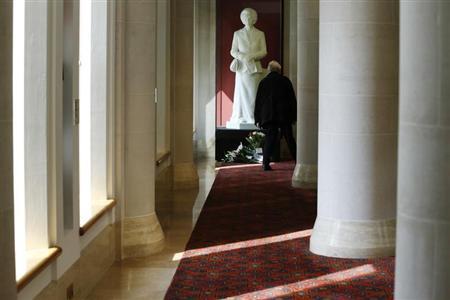 a visitor views a statue of former british prime minister margaret thatcher by neil simmons 2001 on display in the guildhall art gallery in the city of london april 8 2013 photo reuters