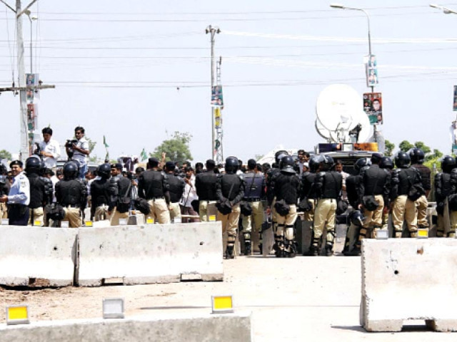 security personnel blocked park road after the general retd musharraf escaped to his farmhouse from the court premises earlier in the day photo muhammad javaid express security personnel blocked park road after the general retd musharraf escaped to his farmhouse from the court premises earlier in the day photo muhammad javaid express