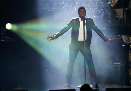 usher performs during the induction for quincy jones at the 2013 rock and roll hall of fame induction ceremony in los angeles april 18 2013 photo reuters