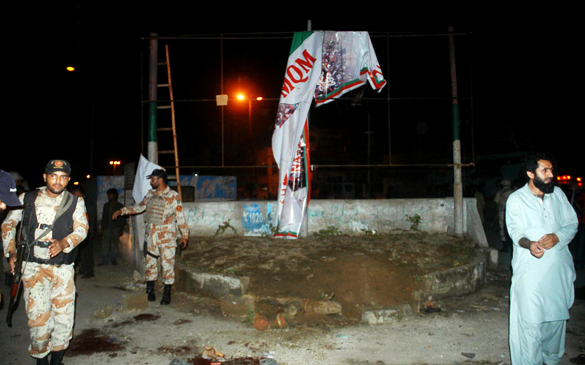 security officials stand guard near the site of karachi bomb attack photo online