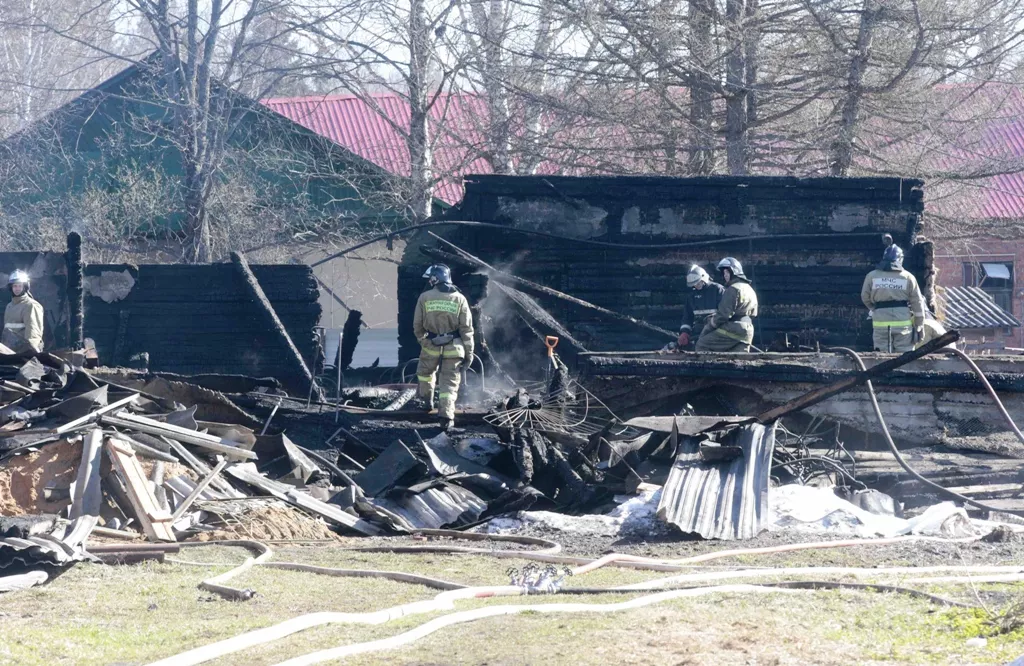 russian emergency service staff work at the site of a fire at a psychiatric hospital in the village of ramensky north of moscow april 26 2013 photo reuters russian emergency service staff work at the site of a fire at a psychiatric hospital in the village of ramensky north of moscow april 26 2013 photo reuters