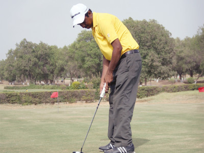 munir snatches lead as shabbir falters again