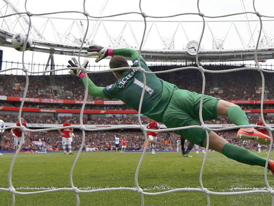 english premier league van persie frustrates arsenal on return