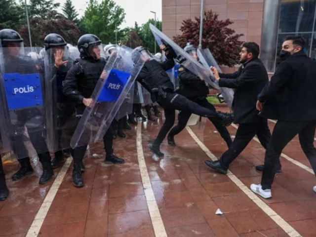 Turkish Riot Police Evict Ousted Opposition Leaders from Party HQ