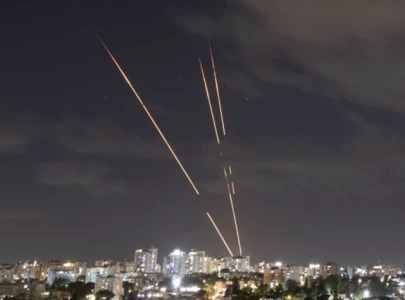 iran fires missile barrage at israel