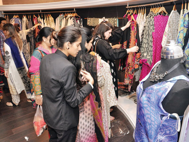 women were ecstatic at the launch of sanasafinaz first outlet photo publicity women were ecstatic at the launch of sanasafinaz first outlet photo publicity