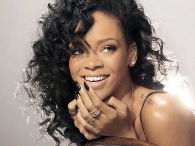 rihanna kisses mystery man