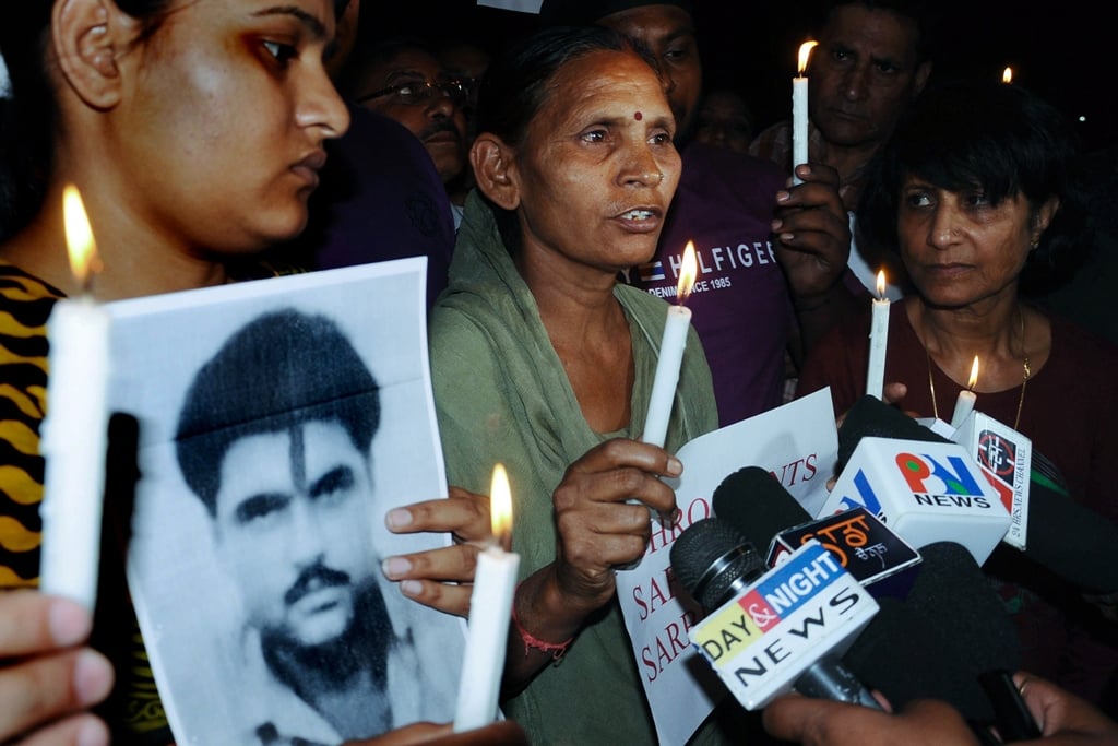 sukhpreet kaur c wife of indian death row prisoner in pakistan sarabjit singh and singh 039 s daughter swapandip l along with members of the akhil bhartiya human rights organisation abhro hold a candlelight vigil for the good health of sarabjit singh in amritsar on april 27 2013 photo afp