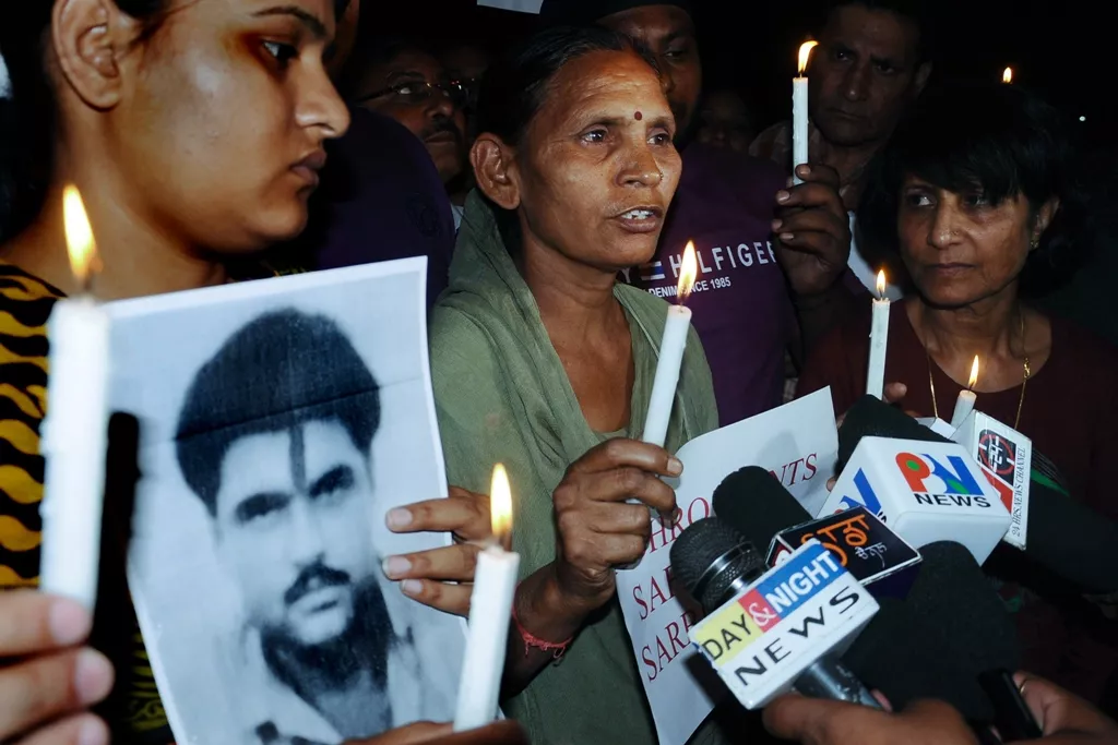 sukhpreet kaur c wife of indian death row prisoner in pakistan sarabjit singh and singh 039 s daughter swapandip l along with members of the akhil bhartiya human rights organisation abhro hold a candlelight vigil for the good health of sarabjit singh in amritsar on april 27 2013 photo afp file sukhpreet kaur c wife of indian death row prisoner in pakistan sarabjit singh and singh 039 s daughter swapandip l along with members of the akhil bhartiya human rights organisation abhro hold a candlelight vigil for the good health of sarabjit singh in amritsar on april 27 2013 photo afp file