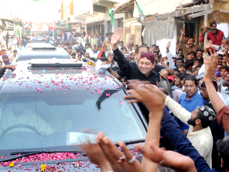 owais muzaffar waves to the crowd during his visit to thatta photo express