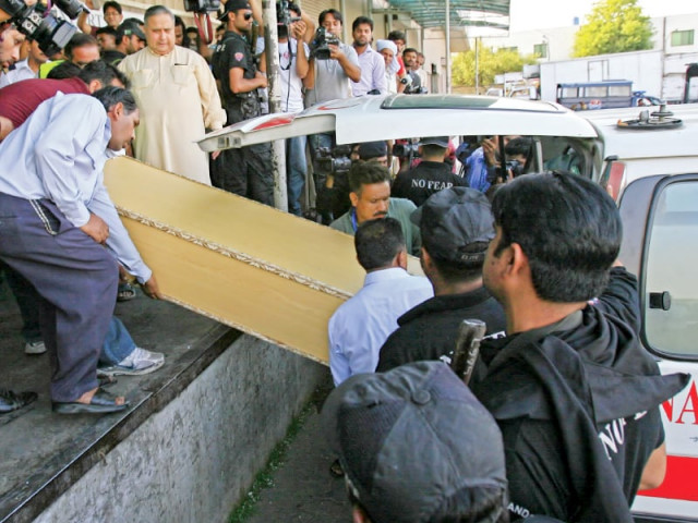 the coffin containing sarabjit s body being loaded in an ambulance photo afp the coffin containing sarabjit s body being loaded in an ambulance photo afp
