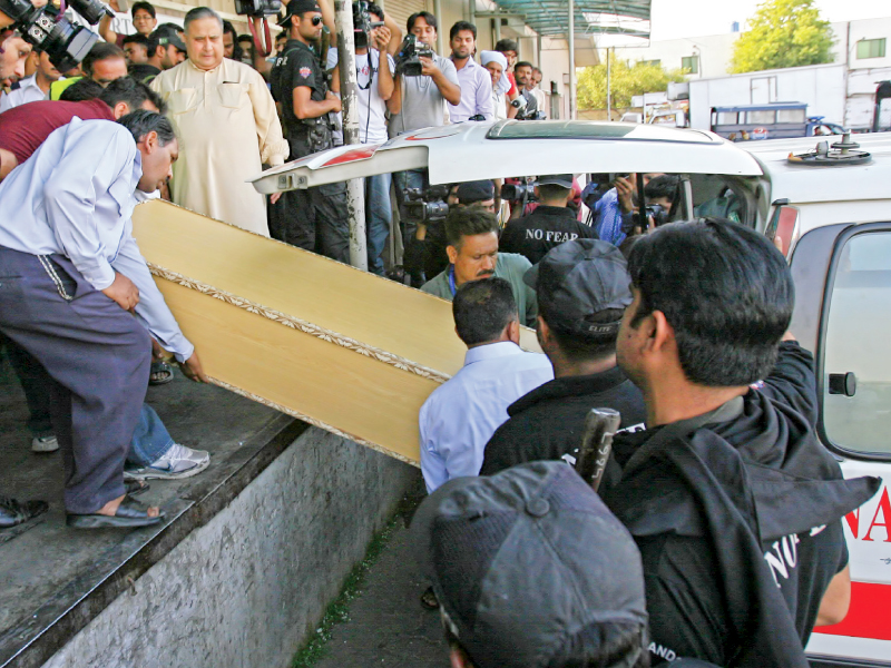 the coffin containing sarabjit s body being loaded in an ambulance photo afp