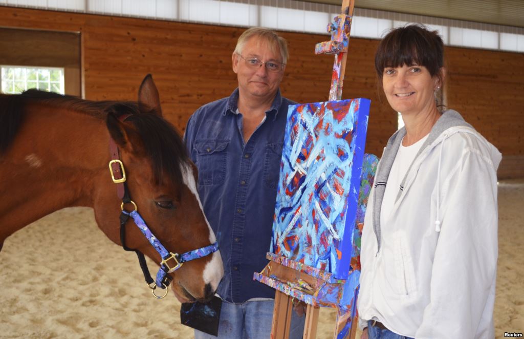 metro a 10 year old retired bay thoroughbred horse stands with owners ron krajewski and wendy krajewski r and one of his paintings at motter 039 s station stables in rocky ridge maryland may 2 2013 photo reuters jeffrey b roth