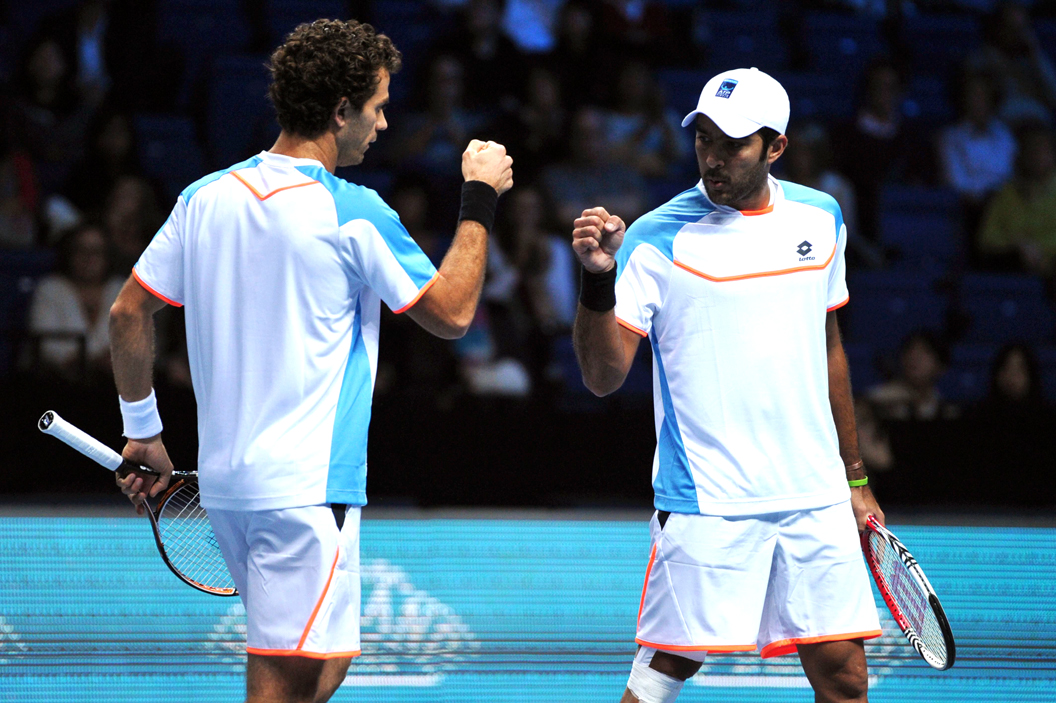 aisamul haq qureshi r and his partner netherlands 039 jean julien rojer l will now face american scott lipsky and mexico 039 s santiago gonzalez the third seeds in the final photo afp file