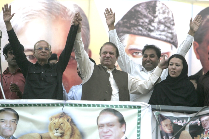 nawaz sharif cheers his supporters during an election campaign rally in mandi bahauddin punjab province may 4 2013 photo reuters