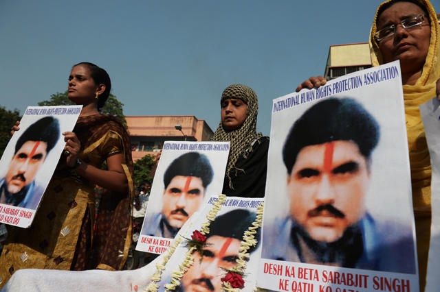 indian activists pose with pictures of late sarabjit singh as they pay tribute to him in kolkata on may 2 2013 photo afp