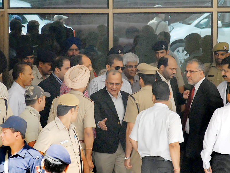 indian policemen escort pakistani high commissioner salman bashir c and pakistani officials on their arrival to meet with critically injured pakistani prisoner sanaullah haq afp photo shammi mehra