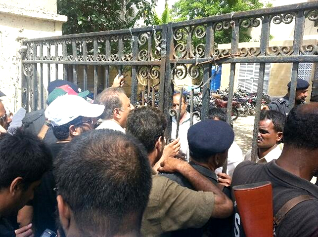 dr arif alvi outside the ecp office fighting over election irregularities in the entire na250 no ballot boxes photo dr ikramul haq twitter account