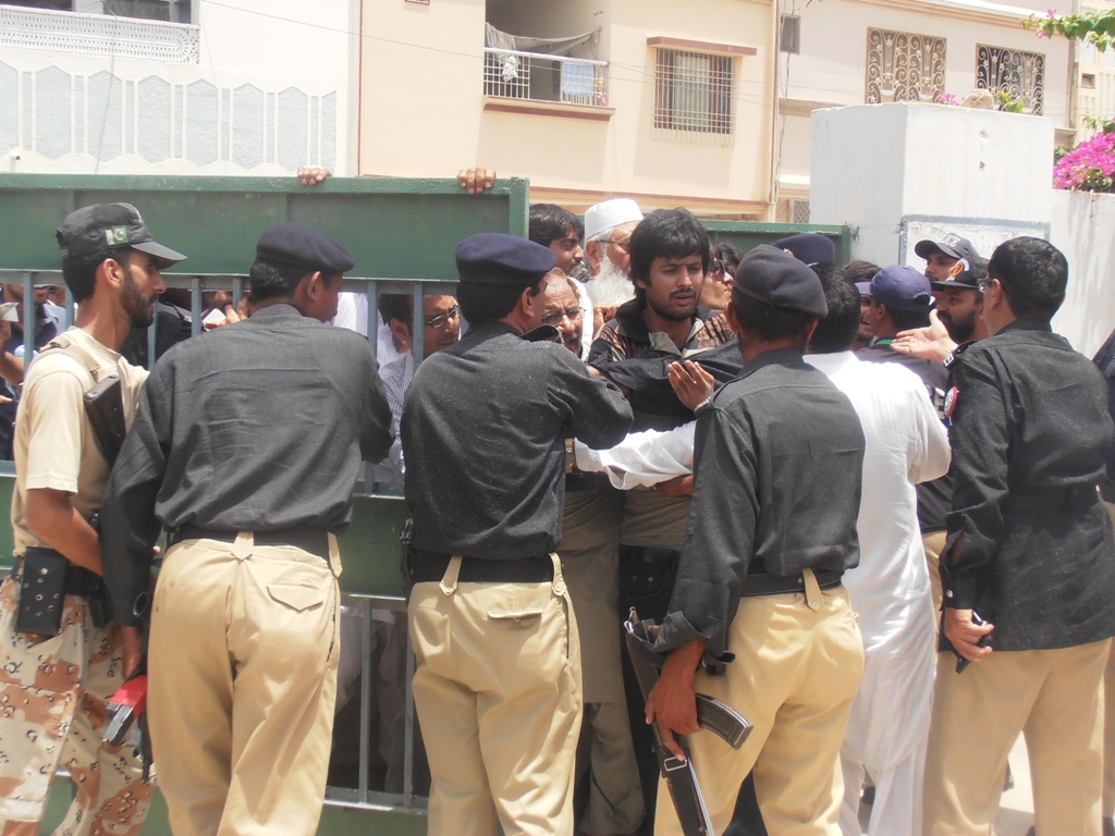 restless voters tried to barge into the polling station photo rizwan shehzad