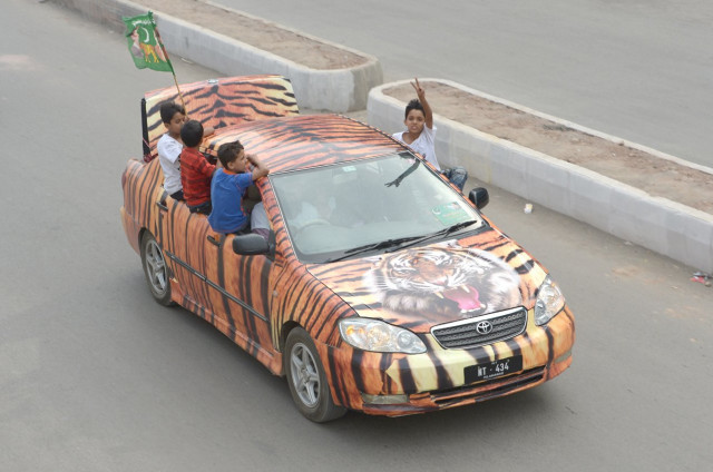 supporters of pakistan muslim league nawaz pml n drive through the streets during the general election in rawalpindi on may 11 2013 photo afp supporters of pakistan muslim league nawaz pml n drive through the streets during the general election in rawalpindi on may 11 2013 photo afp