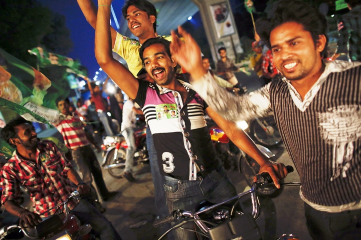 supporters of the pakistan muslim league   nawaz pml n gather at the party headquarters after polling stations closed on election day in lahore may 11 2013 photo reuters