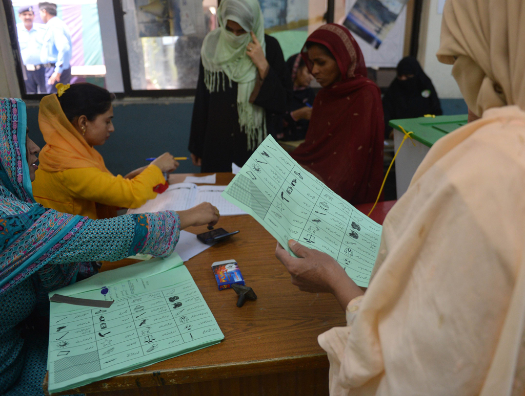 the constituencies where most women were seen include na 122 na 125 na 126 and na 128 photo afp