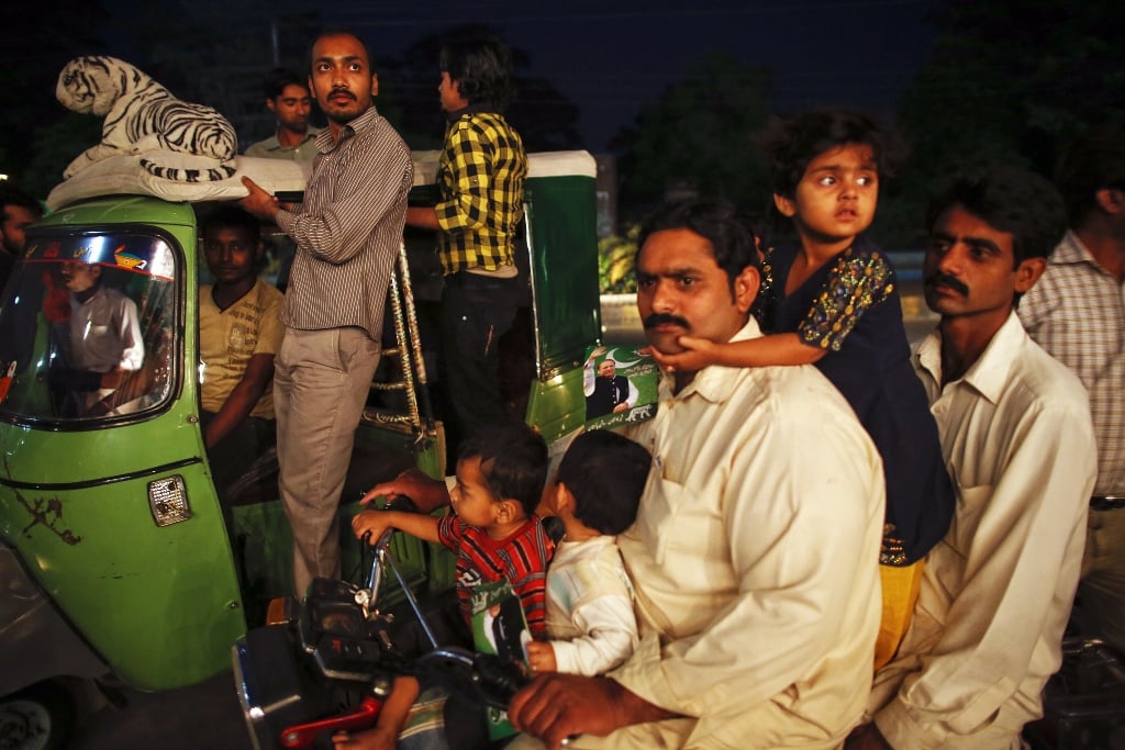 supporters of the pakistan muslim league   nawaz pml n gather at the party headquarters after polling stations closed on election day in lahore may 11 2013 photo reuters