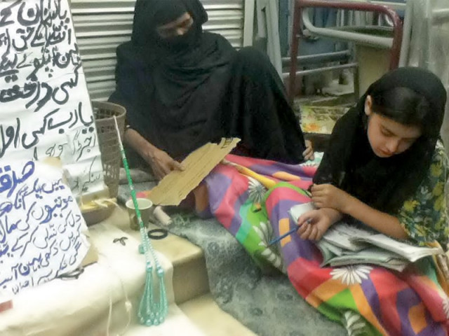 shamim akhtar with her daughter fehmida photo file shamim akhtar with her daughter fehmida photo file
