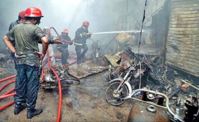 fire still ablaze at various spots in urdu bazaar