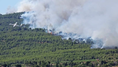 a french civil security s aircraft flies over the area as firefighters work to contain a wildfire in pouzols minervois near narbonne france photo reuters a french civil security s aircraft flies over the area as firefighters work to contain a wildfire in pouzols minervois near narbonne france photo reuters