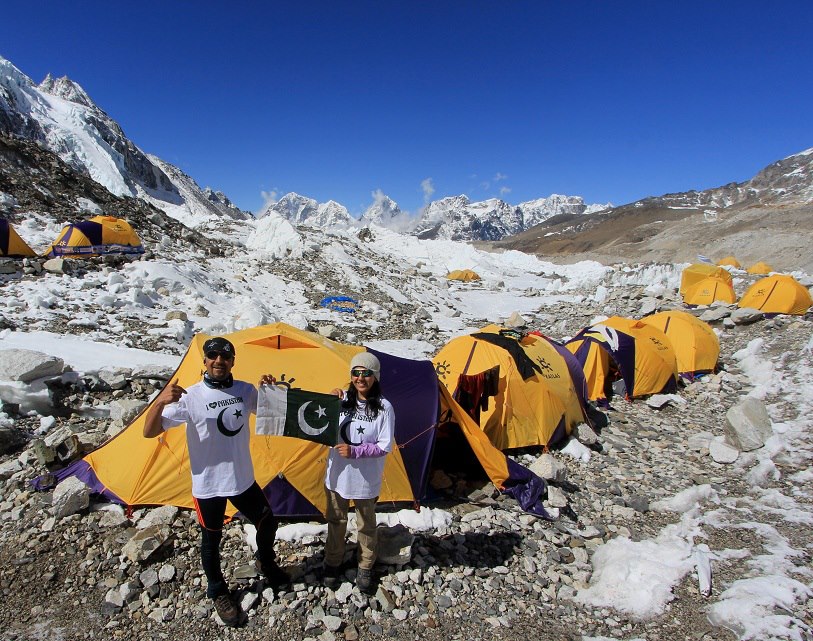 samina and her brother completed their trek up mount everest photo theyouthrepublic com