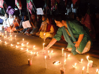 tribute to slain leader protesting pti workers light candles at d chowk