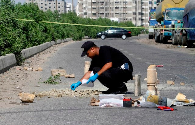 bomb disposal squad inspects evidence at the blast site in clifton block 1 near chapal resort on may 21 2013 photo athar khan express tribune bomb disposal squad inspects evidence at the blast site in clifton block 1 near chapal resort on may 21 2013 photo athar khan express tribune