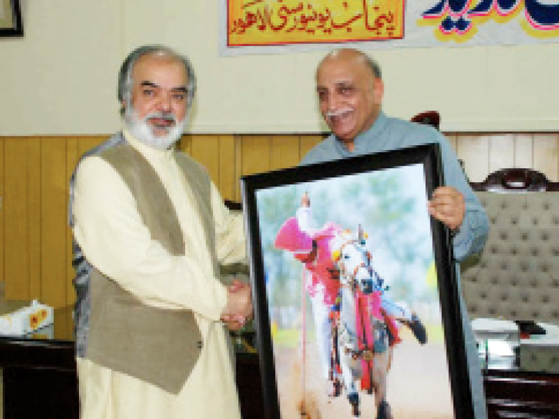 pu 039 s vice chancellor presents balochistan 039 s caretaker cm with a gift