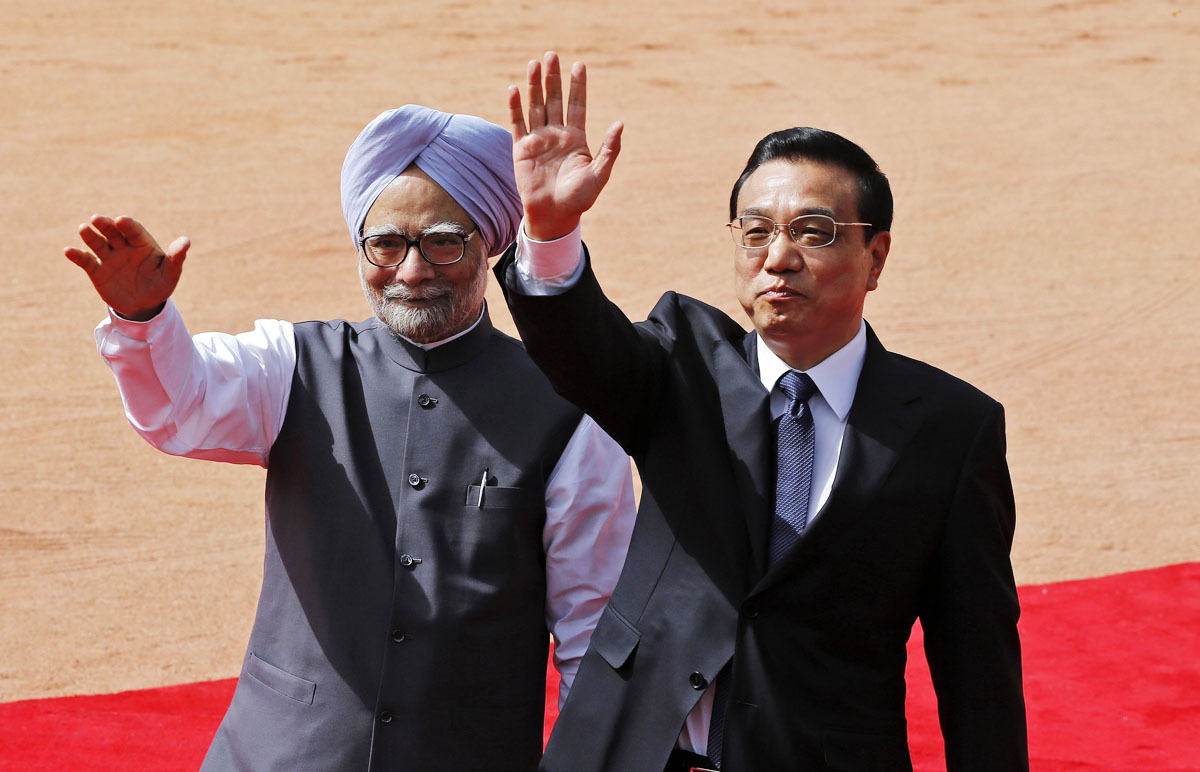 chinese premier li keqiang r and india 039 s prime minister manmohan singh l wave towards the media during li 039 s ceremonial reception at the forecourt of india 039 s presidential palace rashtrapati bhavan in new delhi photo reuters