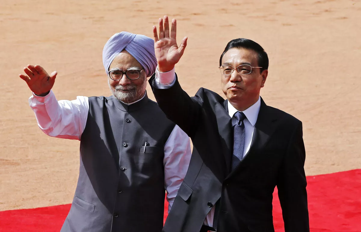 chinese premier li keqiang r and india 039 s prime minister manmohan singh l wave towards the media during li 039 s ceremonial reception at the forecourt of india 039 s presidential palace rashtrapati bhavan in new delhi photo reuters chinese premier li keqiang r and india 039 s prime minister manmohan singh l wave towards the media during li 039 s ceremonial reception at the forecourt of india 039 s presidential palace rashtrapati bhavan in new delhi photo reuters