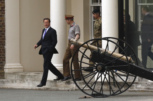 britain 039 s prime minister david cameron l visits an army barracks near the scene of a killing in woolwich southeast london may 23 2013 photo reuters