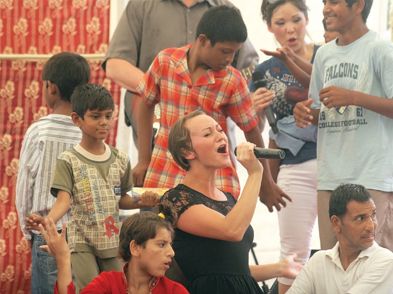 vocalists dallas brown and fran hart dance along with the crowd as they perform their songs at darul sukun on sunday photo express