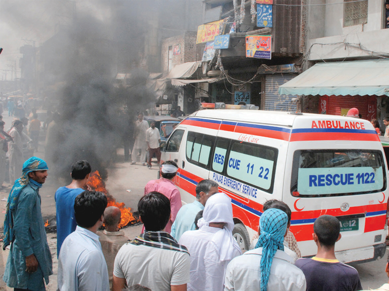 an angary mob protests frequent power outages in gujranwala photo online