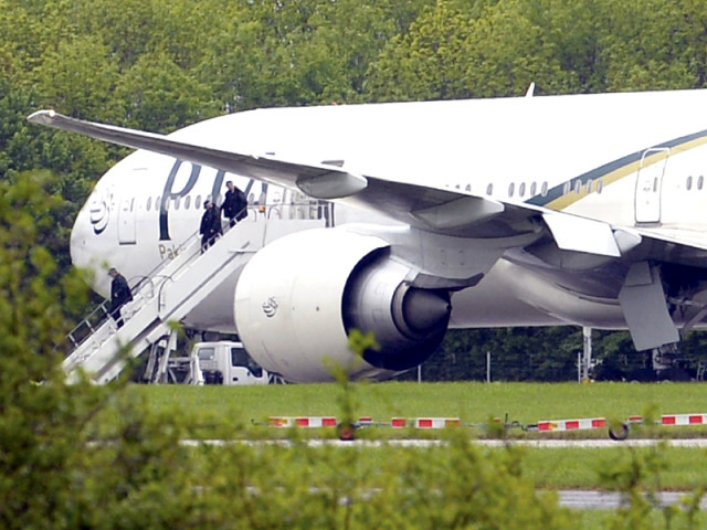 essex police officers leave the pia boeing 777 aircraft on the tarmac at stansted airport after arresting two men photo reuters essex police officers leave the pia boeing 777 aircraft on the tarmac at stansted airport after arresting two men photo reuters
