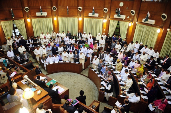 newly elected sindh provincial assembly members take oath an at the main hall of the sindh provincial assembly building in karachi on may 29 2013 photo afp