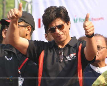 srk undergoes shoulder surgery it s successful srk undergoes shoulder surgery it s successful