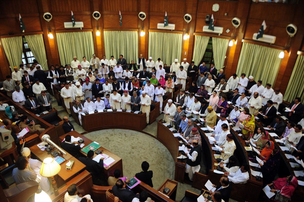 newly elected northwestern sindh provincial assembly members take an oath at the provincial assembly building in karachi on may 29 2013 photo afp