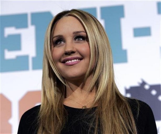 actress amanda bynes arrives for the premiere of the film 039 039 semi pro 039 039 at the mann village theater in los angeles february 19 2008 photo reuters