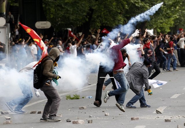 demonstrators clash with turkish riot police during a protest against turkey 039 s prime minister tayyip erdogan and his ruling ak party in central ankara on june 2 2013 photo reuters